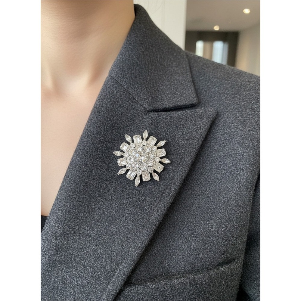 Vintage Rhinestone Snowflake Brooch Pin Silver Tone Clear Crystal Statement...